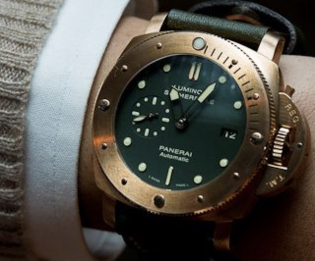 史泰龙戴火的青铜表今夏依然流行，买它感受时光沉淀的味道 