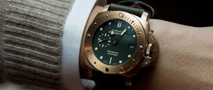  史泰龙戴火的青铜表今夏依然流行，买它感受时光沉淀的味道