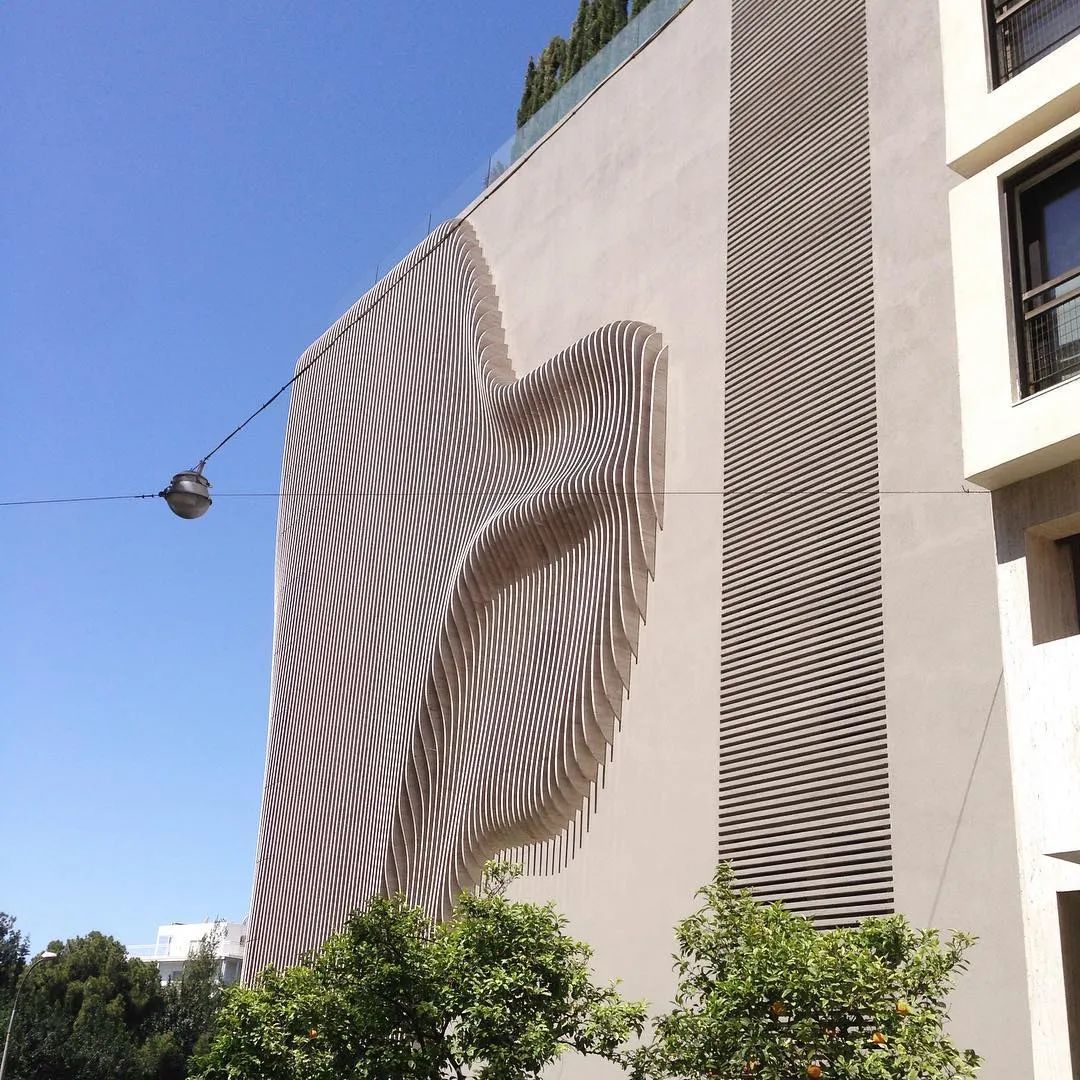 这栋房子用曲线大理石做外墙张扬的个性之美