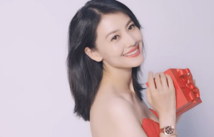 不老女神高圆圆产后复出 穿深V红裙拍宣传片甜笑依然清纯