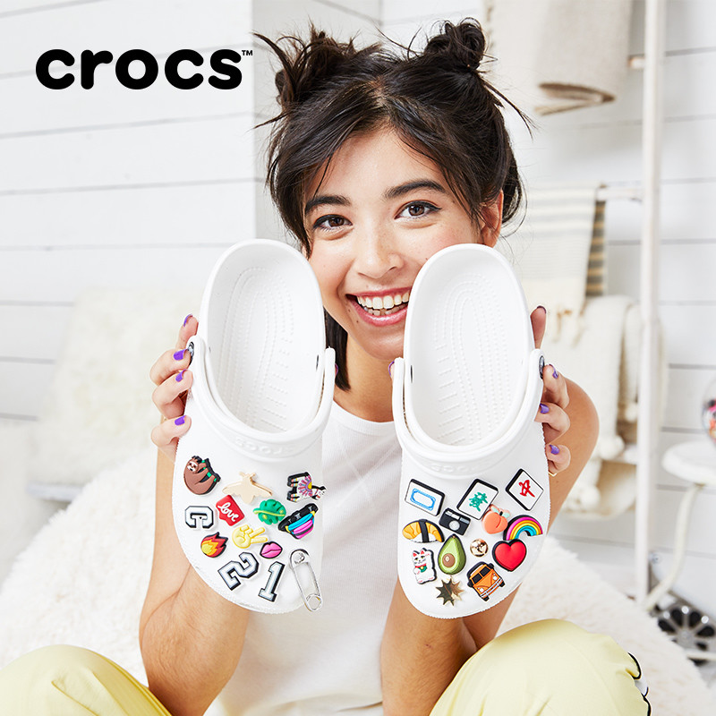 洞洞鞋Crocs销量大增，是丑鞋Style风靡还是新代言人杨幂带货？
