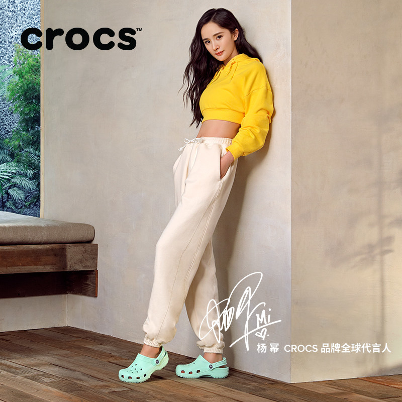 洞洞鞋Crocs销量大增，是丑鞋Style风靡还是新代言人杨幂带货？