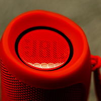 生活中的一抹红：JBL音乐万花筒蓝牙音箱 FLIP4（红色）