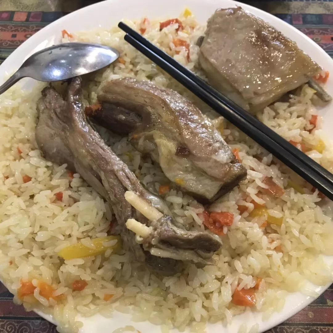 馕包肉、油塔子、 米肠子、面肺子……新疆就是主食的天堂呀！！