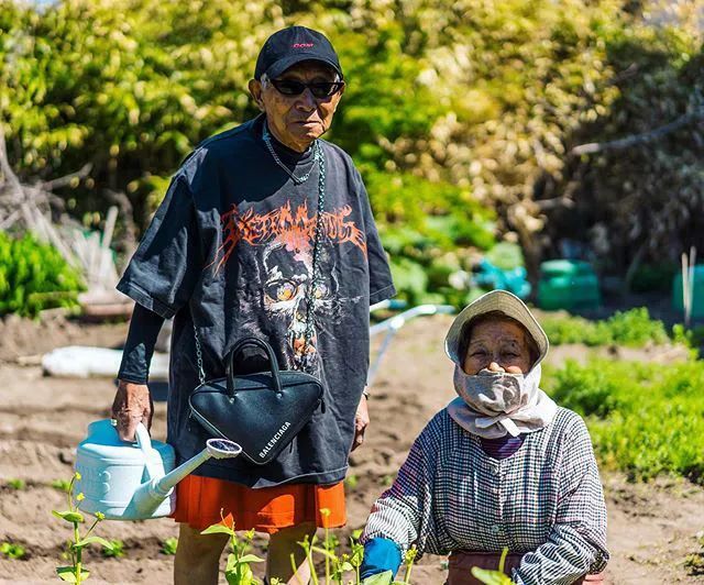 这位85岁的教师大爷街头造型起来，根本没年轻人什么事