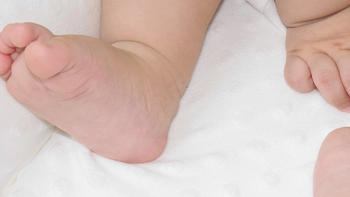 新生宝宝舒适小窝 家长们必备床具—贝影随行仿生婴儿床中床体验