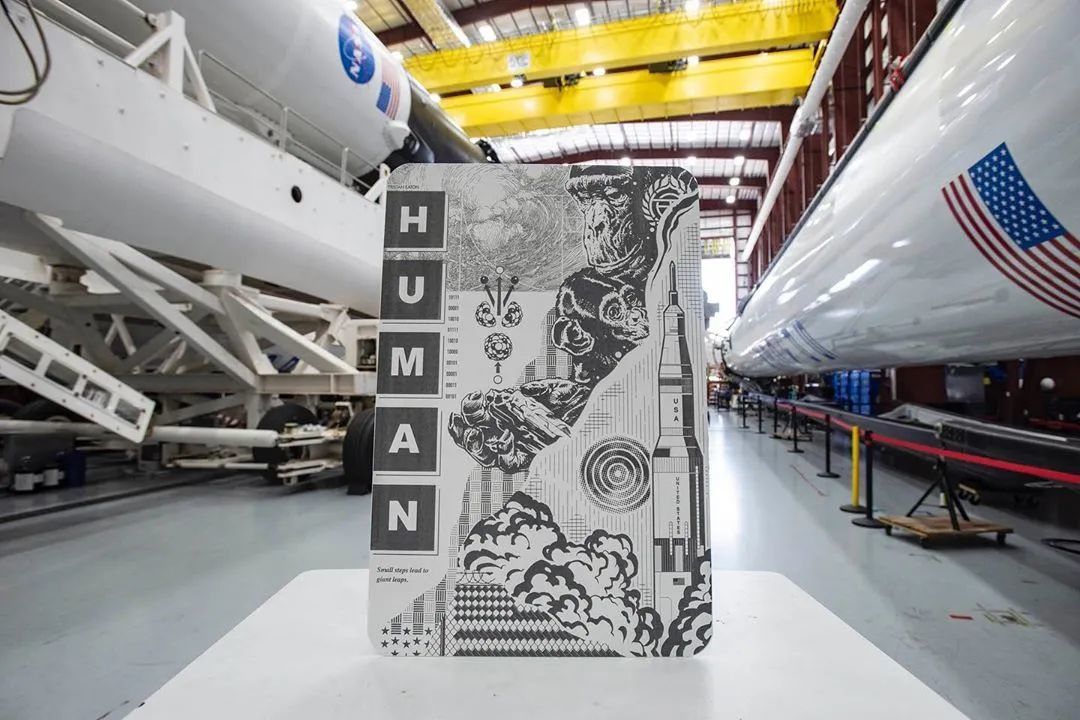 除了恐龙玩偶，SpaceX载人龙飞船上还有艺术家Tristan Eaton的作品