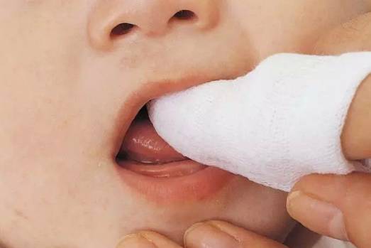 宝宝长牙不适症状有哪些？这些护理小方法不妨一试 附刷牙详解图