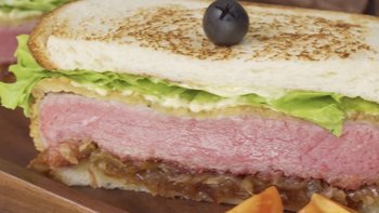 【视频】简单快手的焦糖洋葱牛肉三明治，当午餐超级合适