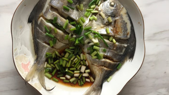 超简单又美味的温州家常菜之葱油鲳鱼