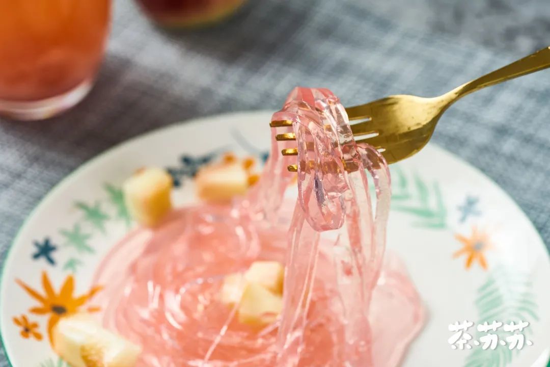 将水蜜桃做成果冻面条,超高的颜值高,嫩滑的口感,再加上粉嫩的水蜜桃