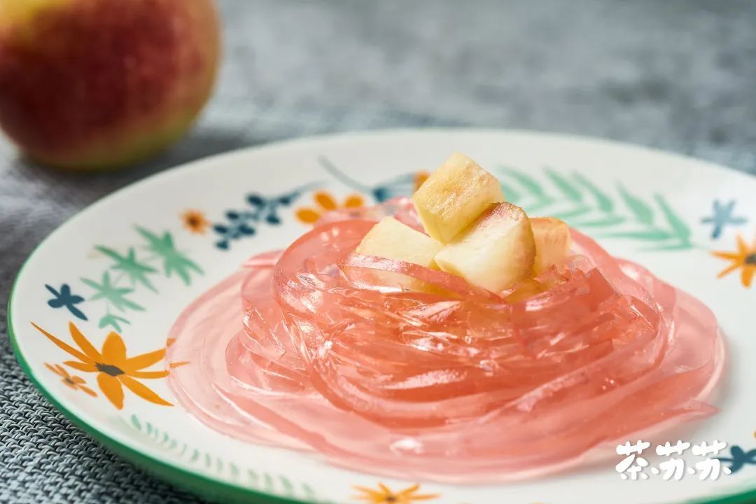 讲真,做完我自己都有被美到,粉色的果冻面条配上香甜的水蜜桃,少女心