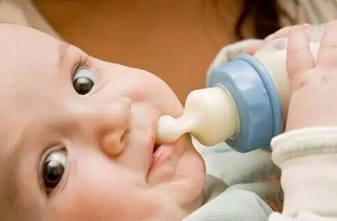 你家宝宝真的吃饱了？0-1岁宝贝，喂奶量全知道！