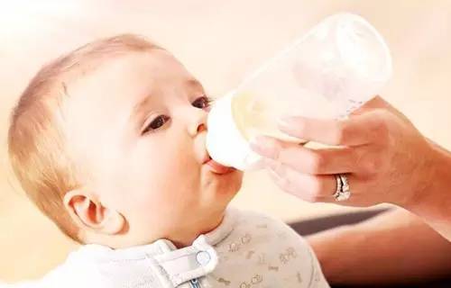 你家宝宝真的吃饱了？0-1岁宝贝，喂奶量全知道！