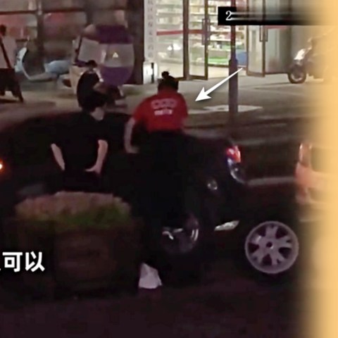 小姐姐帮哭泣男车主换胎，DIY换备胎技能咱得学