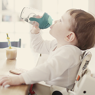 夏天让宝宝多喝水，不同月龄宝宝的水杯如何选？
