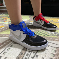 鸳鸯配色的Nike Team Hustle D 9 儿童篮球鞋