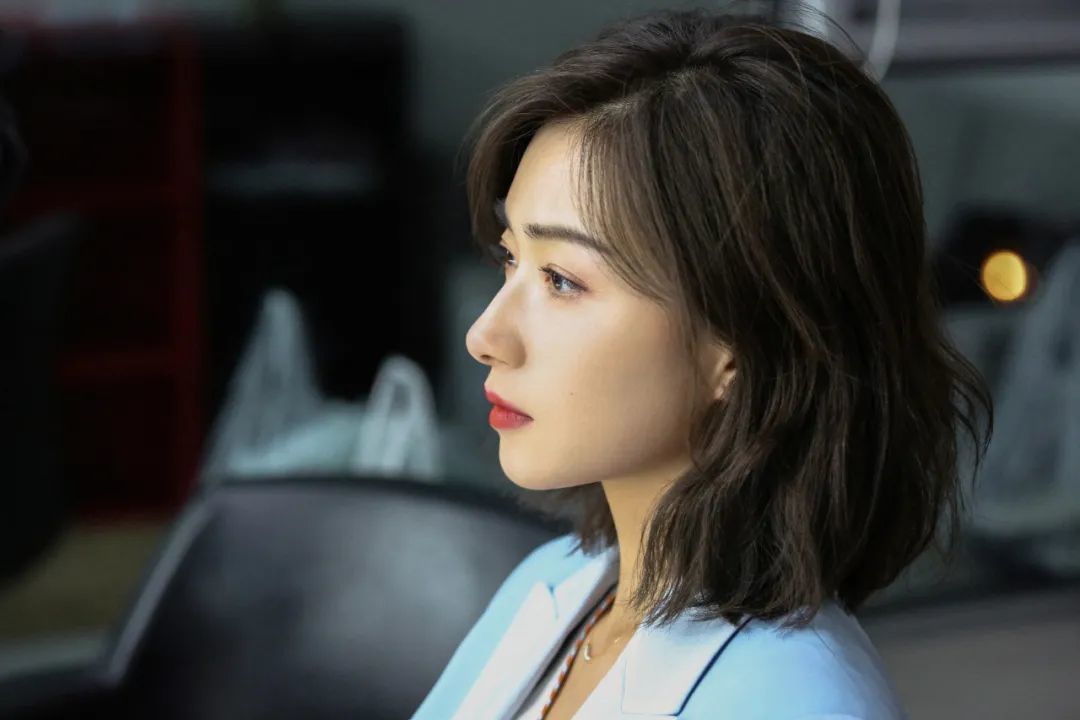 100 倍高挺的鼻子 精致的五官她的侧颜就特别优秀不说别的长发的万茜