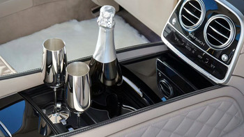 新款迈巴赫S级典藏版的高明配置，五座改四座加冰箱香槟杯