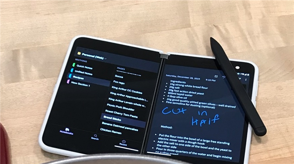 支持手写笔、无后置摄像头：微软 Surface Duo 双屏手机真机展示