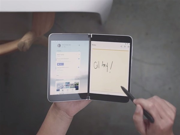支持手写笔、无后置摄像头：微软 Surface Duo 双屏手机真机展示