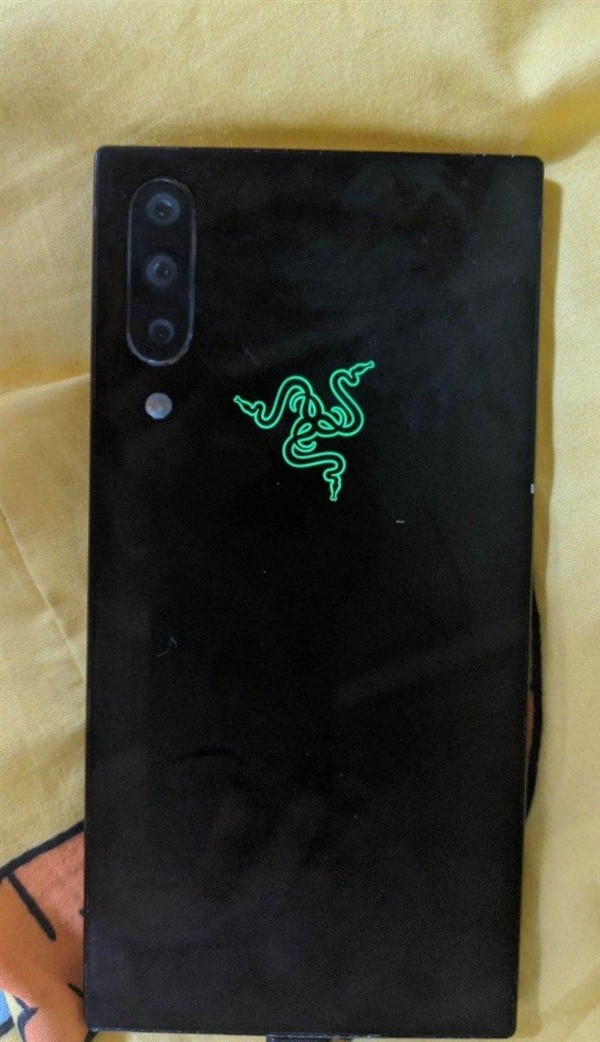 无缘市场！Razer Phone 3原型机首曝：三摄/双扬声器