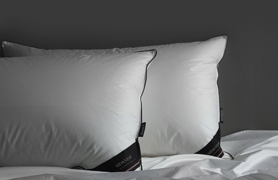 如果喜欢侧卧，那么你需要一个高度合适的枕头。