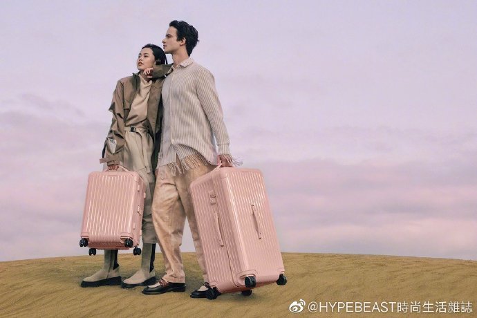 RIMOWA 推出全新雾粉色和墨绿色旅行箱，众多配色中又一低调高级之选！