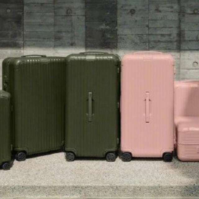 RIMOWA 推出全新雾粉色和墨绿色旅行箱，众多配色中又一低调高级之选！