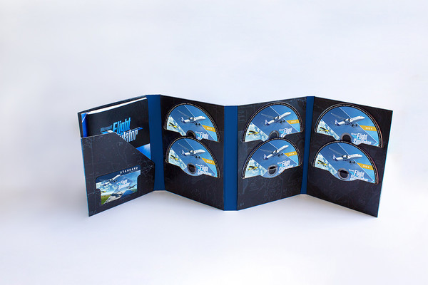 《微软模拟飞行》的实体版包含10张双层DVD光盘