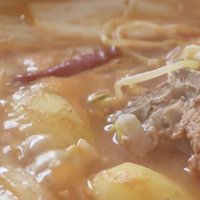 【视频】这锅脊骨土豆汤，自制只要30块，美味又顶饱~