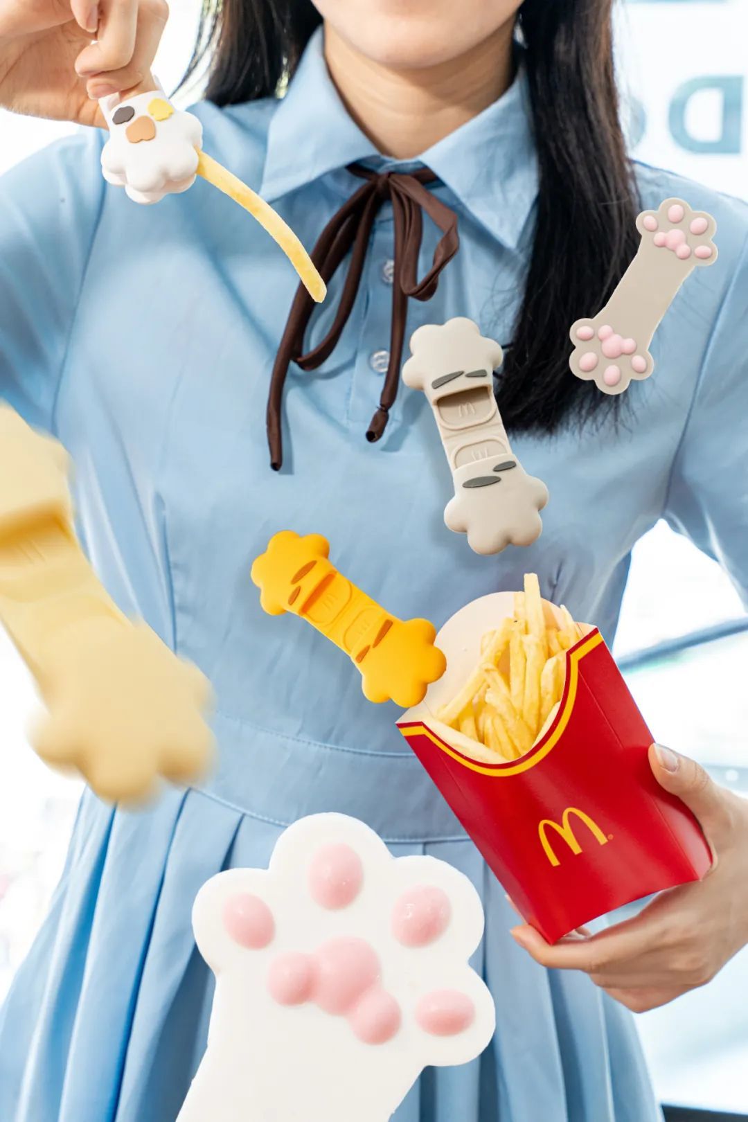 麦当劳雇了5只「喵喵」，来抓薯条喂你吃