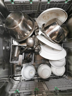 这是一款消毒、抑菌存放三全一体的洗碗机