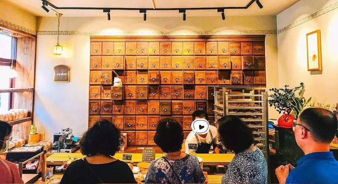 日式面包店，宝岛台湾已经模仿得炉火纯青了！尤其这个把真人放门头上的......