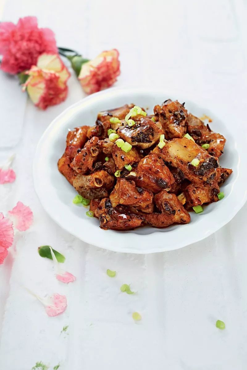 懒人电饭煲能做四道菜：牛肉焖饭、豉汁排骨、煎饺子、葱油鸡