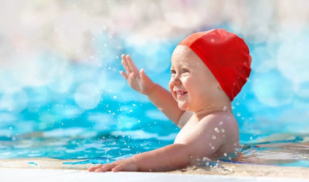 育儿园：0-4岁宝宝“游泳”攻略 娃娃虽小准备可不能少