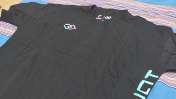 七彩虹iGame品牌官方周边夜光T恤，真的十分炫酷！