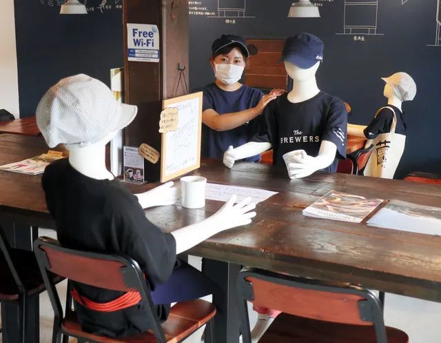 为防止肺炎传播，日本咖啡馆用「人体模特」为客人隔开距离