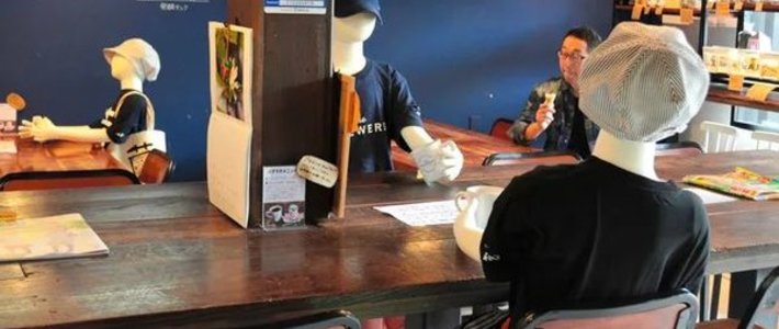 为防止肺炎传播，日本咖啡馆用「人体模特」为客人隔开距离