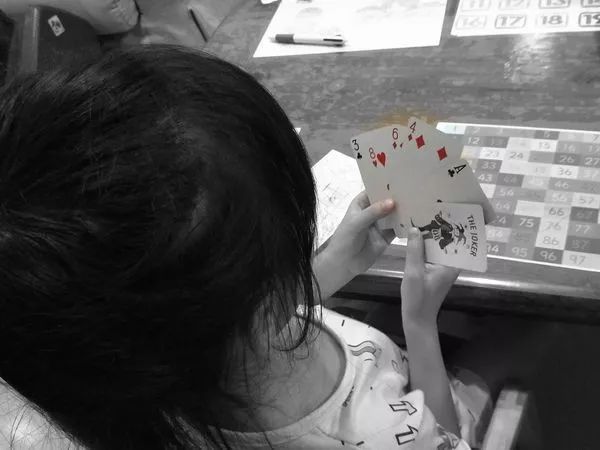 在家打扑克不仅欢乐，还能玩出个数学神童？数感、学会比较和排序分分钟的事