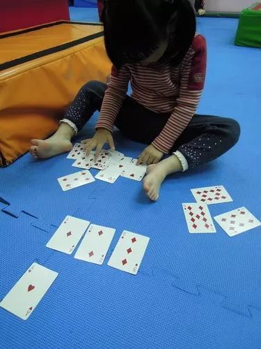 在家打扑克不仅欢乐，还能玩出个数学神童？数感、学会比较和排序分分钟的事