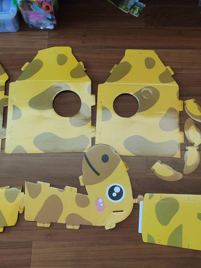 童年简单的快乐长颈鹿纸箱玩具