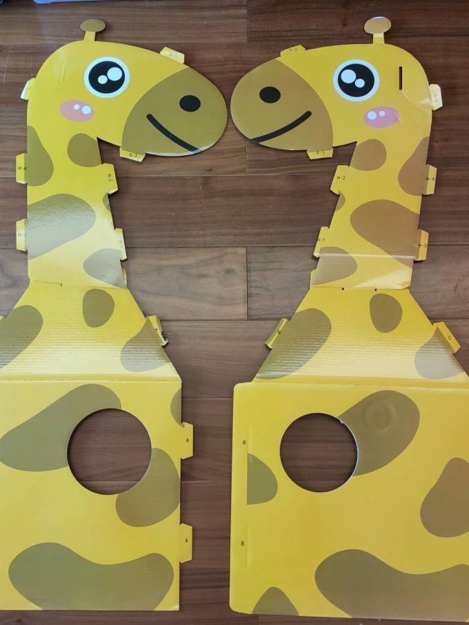 童年简单的快乐长颈鹿纸箱玩具