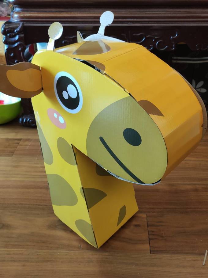 童年简单的快乐长颈鹿纸箱玩具