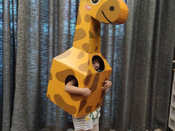 童年简单的快乐长颈鹿纸箱玩具