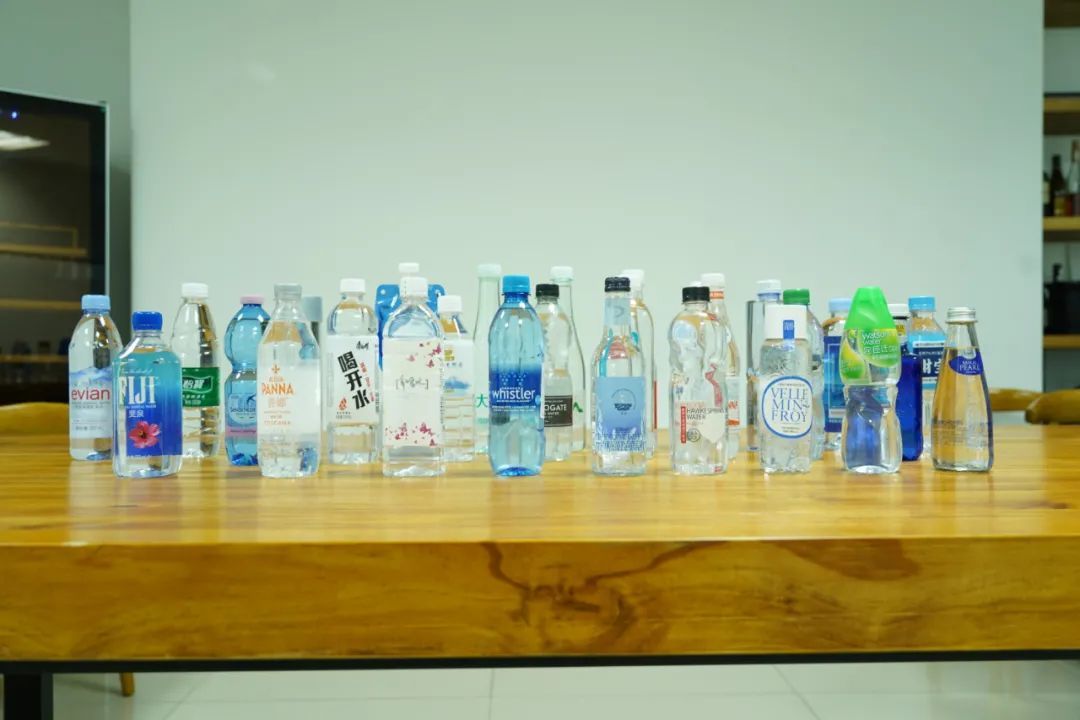 像顾佳一样评水，全球27款瓶装水横向测评！2元的怡宝和30元的斐泉谁更好喝？