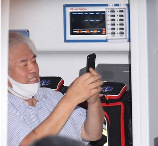 韩国高喊哈利路亚牧师确诊新冠！在救护车上摘口罩玩手机，15日曾参加一次大规模集会！