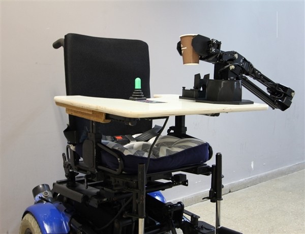 协助脊髓损伤患者执行日常任务的机械臂(早期原型)