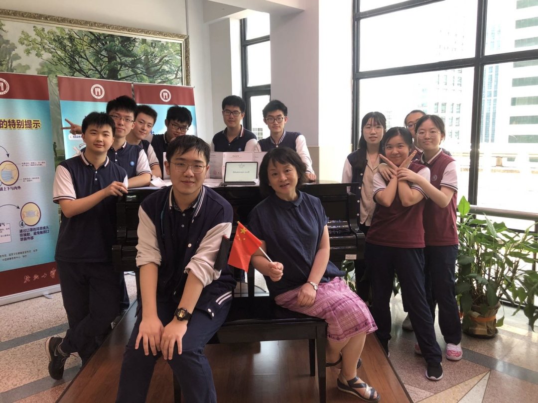 现实当中,复兴中学的校服也没有让人失望.
