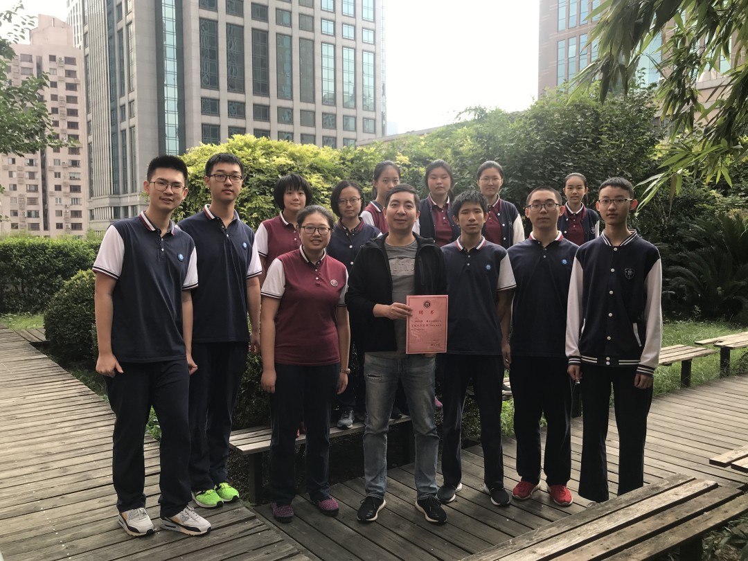 现实当中,复兴中学的校服也没有让人失望.